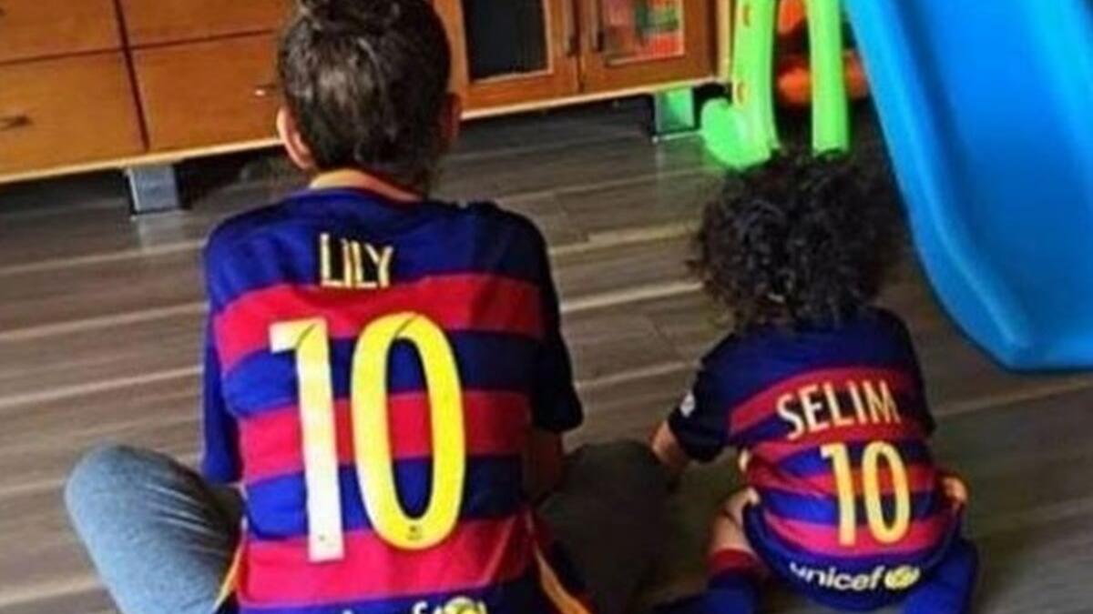 في أحدث  ظهور لنجلي الفنان أحمد حلمي وزوجته الفنانة منى زكي سليم ولي لي رفضا الكشف عن وجهيهما واكتفى بنشر صورتهما من الخلف فقط صورة نجلي حلمي ومنى ظهرت وهما يعطيان ظهرهما للكاميرا ويرتديان قميص برشلونه وقميص رقم 10 الخاص باللاعب ليونيل ميسي مطبوع عليه اسميهما.