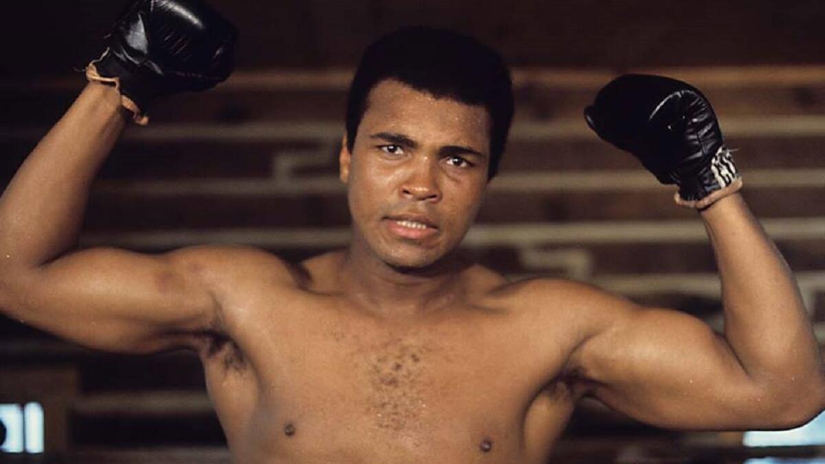 محمد علي كلاي:
رحل الملاكم في 3 يونيو/حزيران، أصبح أول ملاكم ينال لقب بطل العالم في الوزن الثقيل ثلاث مرات.