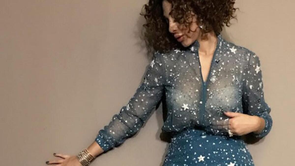 تألقت الفنانة ميريام فارس في حفل غنائي أحيته بالمغرب وشاركت ميريام الفانز أجواء الحفل بمقاطع فيديو وصور ولاقت إطلالتها انتقادات لاذعة من متابعيها حيث ظهرت فارس بإطلالة جريئة وهي الإطلالة التي كشفت ملابسها الداخلية بشكل بدت معه أكثر إثارة.