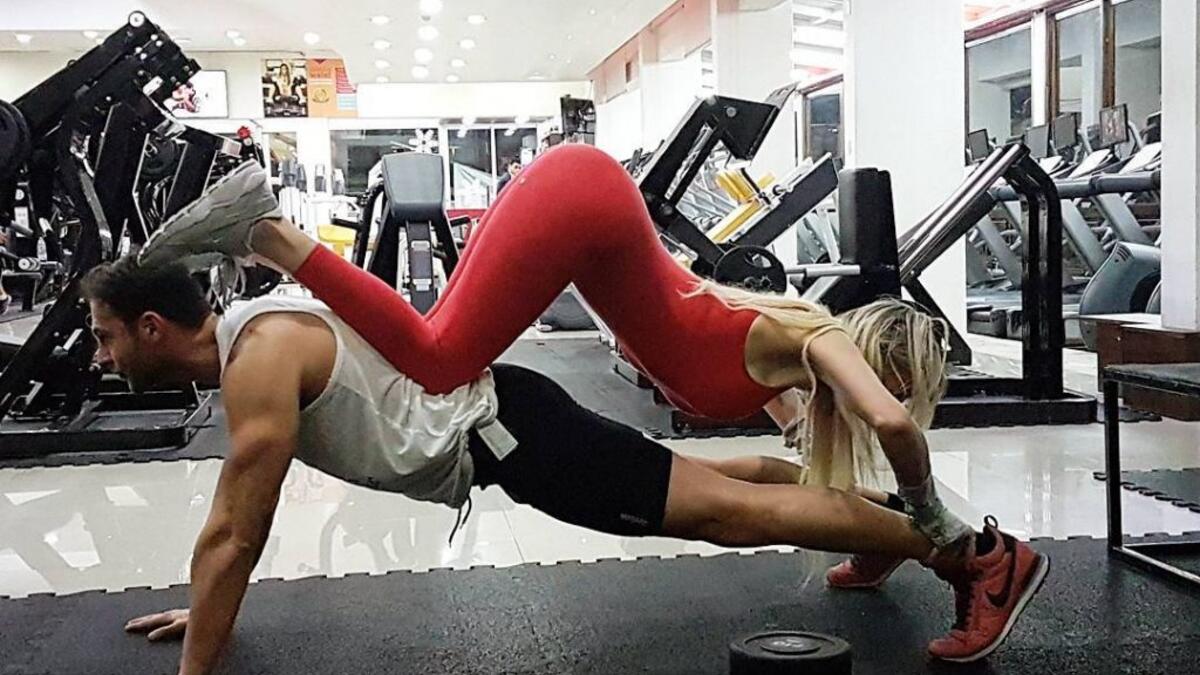 شاركت ميريام كلينك عارضة الأزياء اللبنانية المثيرة للجدل متابعيها على مواقع التواصل الاجتماعي صورة أثناء قيامها بتمارين رياضية في إحدى الصالات وتظهر كلينك في الصورة وهي تمارس الرياضة على ظهر مدرب اللياقة الخاص بها.