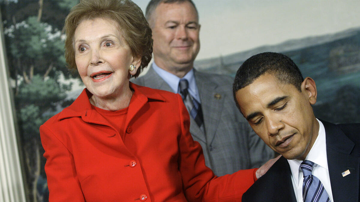 نانسي ريغان:
توفيت السيدة الأمريكية الأولى في 6 مارس/آذار، زوجة الرئيس الأمريكي رونالد ريغان أعظم قصة حب في تاريخ الرئاسة دامت 52 عامًا.