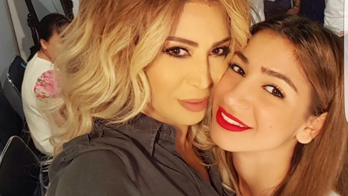 التقطت النجمة نوال الزغبي صورة “سيلفي” مع إبنتها تيا خلال حفل اعياد بيروت في البيال.خطفت الزغبي أنظار وتعليقات متابعيها على “انستغرام” بصورها مع ابنتها وسحرتا الجمهور بجمالهما والشبه الكبير بينهما وعلقت على الصورة قائلة: “مع أميرتي تيا”.