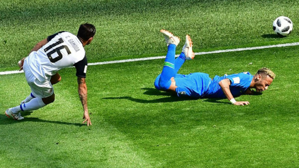 كان "نيمار" مصدر سخرية شديدة في مواقع التواصل الاجتماعي بسبب تكرر سقوطه على الأرض خلال مباريات الدور الأول من البطولة.