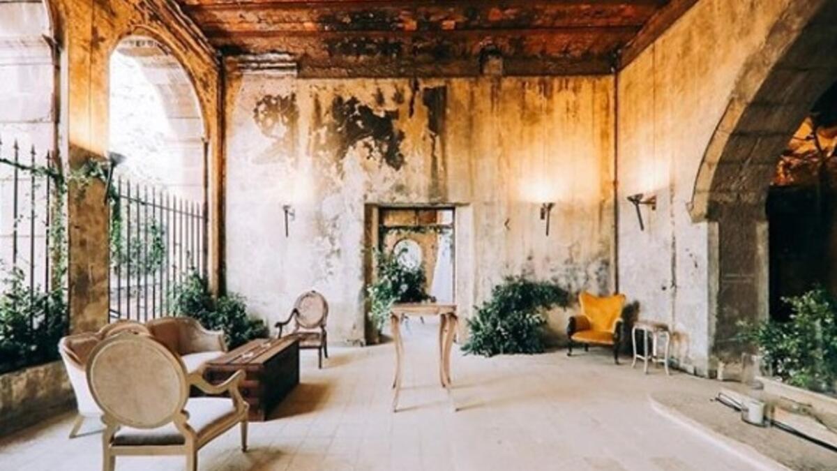 This is how they furnished the hotel Lobby with customized furniture, reception desk, music, veils, greenery and a big chandelier (Instagram)