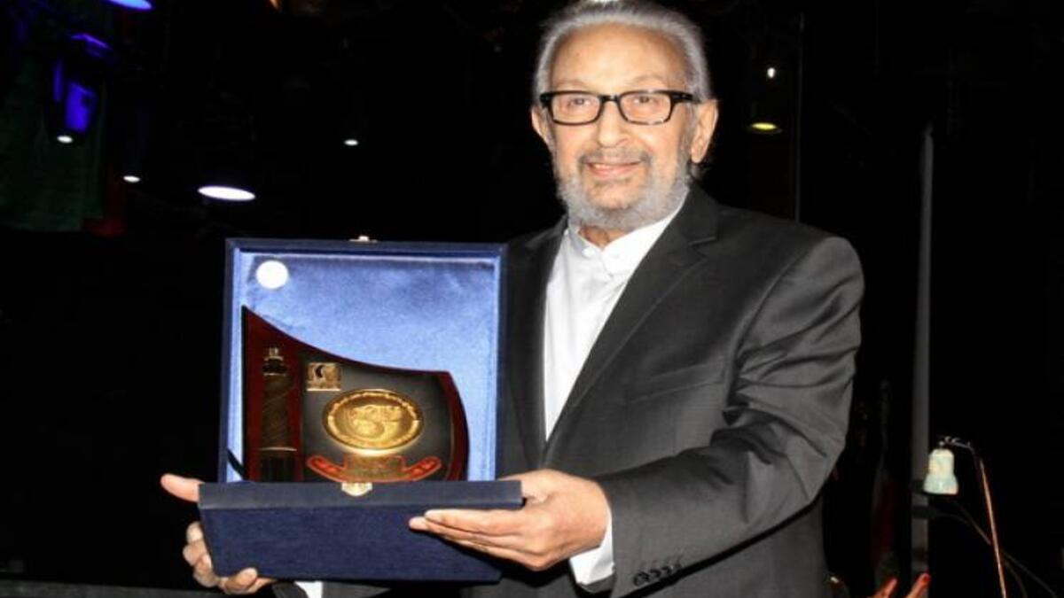 كان أكثر ما يحزن الفنان الراحل نور الشريف، هو عدم تكريم الدولة له في أي محفل فني، وهو الفنان المهموم بقضايا وطنه ،وخلال تكريمه بمهرجان الإسكندرية السينمائي ، أجهش «نور» بالبكاء، لإحساسه بتقصير الدولة في تكريمه.