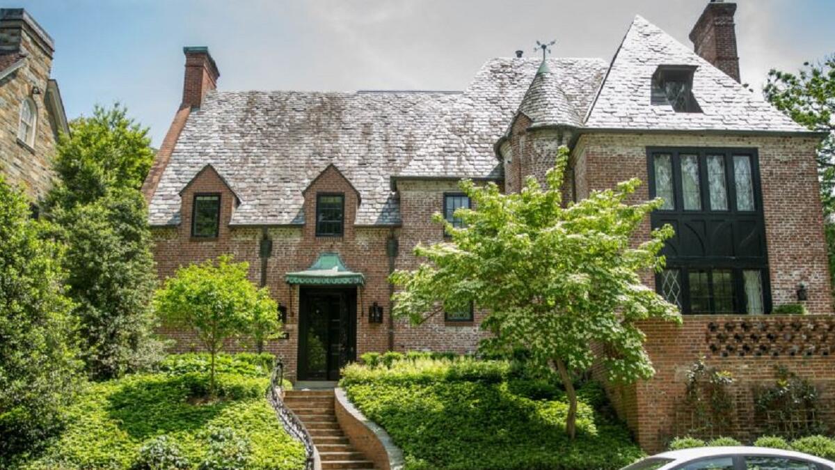 باراك أوباما: من المقرر أن ينتقل وأسرته بعد مغادرته البيت الأبيض، إلى منزل يقع في ضاحية بحي كالوراما بواشنطن العاصمة، حيث يتميز الحي بتواجد أمني مكثف، نظرًا لقربه من طريق ماساسوشتس، المعروف باسم "طريق السفارات".