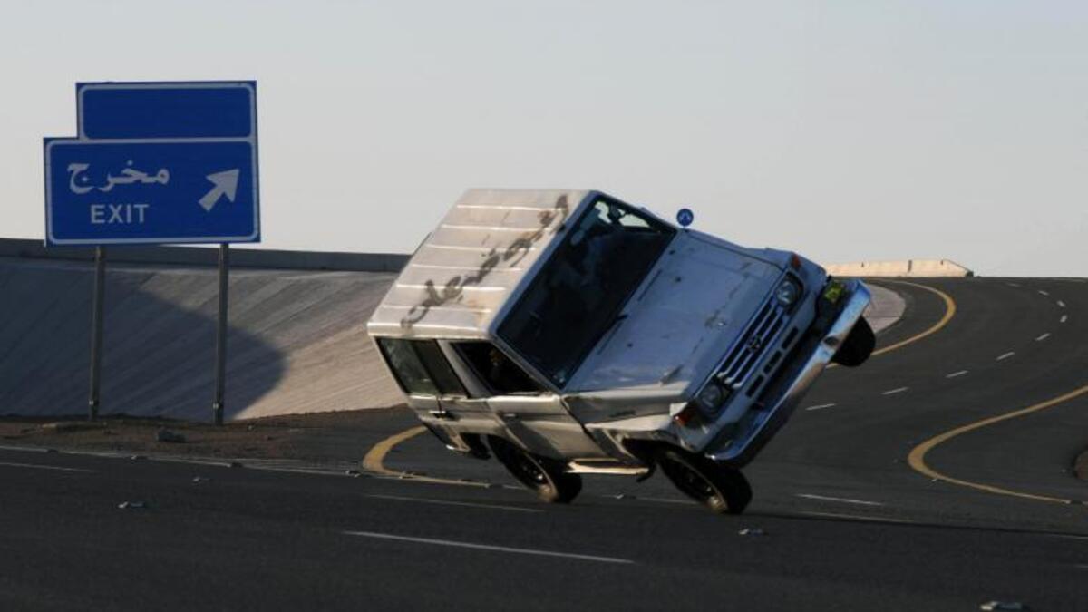 A driver performing a stunt known as "sidewall skiing" in Saudi Arabia. (kufarooq12.over-blog.com)