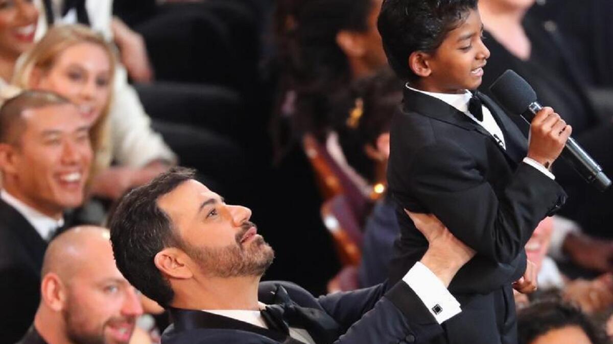 جيمي كيميل يحمل الممثل الصغير، سوني باوار، الذي شارك في فيلم "أسد" أثناء عزف موسيقى الفيلم، ما أثار إعجاب نجم الفيلم ديف باتل.