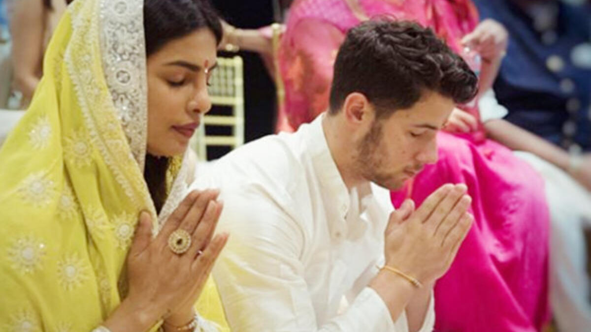 فوجئ العالم بخبر خطوبة نجمة بوليوود "بريانكا تشوبرا" و"نيك جوناس" بعد شهرين من إعلان ارتباطهما عاطفياً، رغم أنهما لم يصرحاً في أي من وسائل الإعلام عن حقيقة ارتباطهما أو نيتهما للزواج.