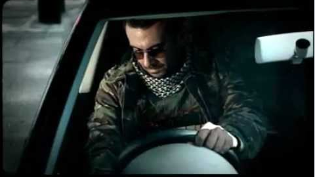 صدمت شركة "فولكس فاجن" المشاهدين بإعلان تلفزيوني عن سيارة "بولو" يظهر فيها رجل إرهابي يرتدي زيا عسكريا ويلف حول رقبته الكوفية الفلسطينية، ويتوقف بالسيارة أمام مقهى ويضغط على زر الانفجار فينفجر وتظل السيارة كما هي.