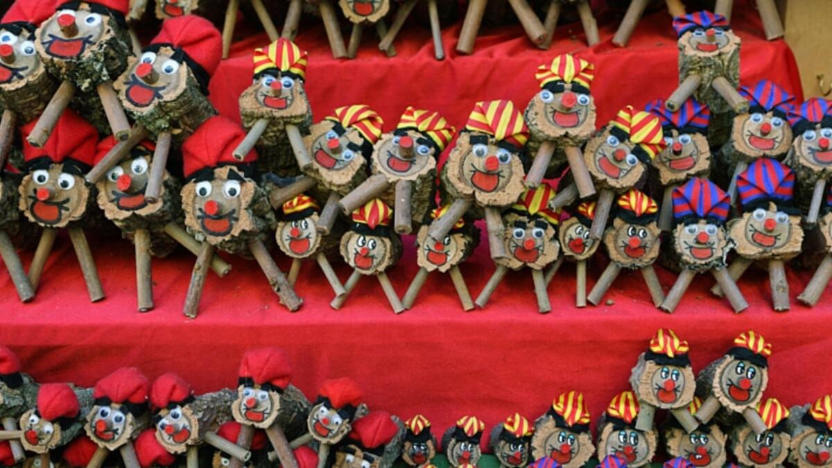 كاتالونيا الإسبانية: في الـ8 من ديسمبر يصنع الأطفال لعبة تدعى Tió de Nadal من الخشب، ثم يبقونها تحت مخدتهم لابقائها دافئة، وعشية "كريسماس" يخرجونها ويقومون بضربها على أمل أن يحصلوا على هدية بداخلها.