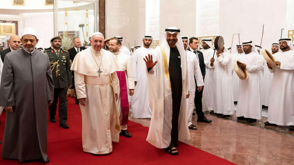 أشاد الإعلان بمبادرة الإمارات في عقد لقاء الأخوة الإنسانية في أبوظبي، الذي شارك فيها الدكتور أحمد الطيب، شيخ الأزهر الشريف، والبابا فرنسيس، بابا الكنيسة الكاثوليكية.