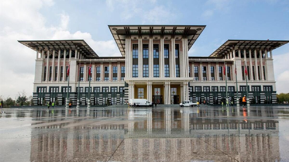 شيد أوردوغان قصرا جديدا باسم "آق سراي" اي القصر الأبيض، على قمة تل خارج أنقرة، يحتوي على 1000 غرفة وهو أكبر من البيت الأبيض الأمريكي والكرملين الروسي، وبلغت كلفة تشييده أكثر من 615 مليون دولار.