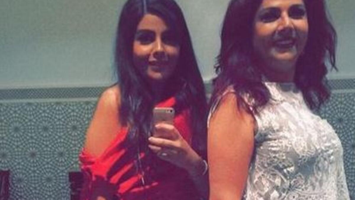 انتشرت عبر مواقع التواصل الاجتماعي صورة تجمع الفنانة صباح الجزائري وابنتها رشا التقي، واثارت رشا اعجاب متابعيها بجمالها.