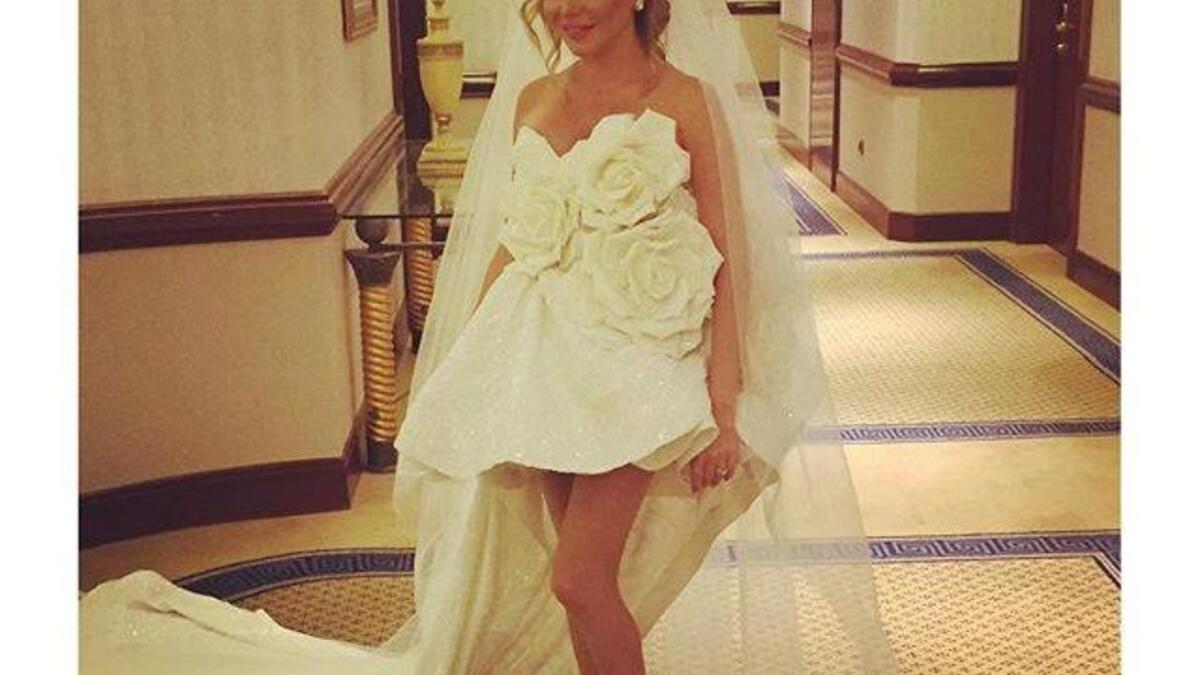 نشرت رزان مغربي صورة على إنستجرام وظهرت بالصورة وهي ترتدي فستان زفاف جاء تصميم الفستان غريب فقد وصل طوله إلى فوق الركبة بكثير  وتزين بثلاث وردات كبيرات من عند الصدر والوسط  فيما جاءت جيب الفستان واسعة بذيل طويل واكتفت رزان بوضع تاج صغير مع طرحة طويلة.