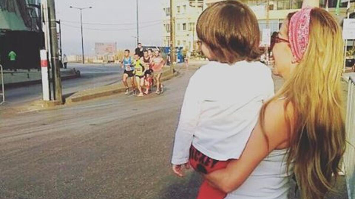 نشرت الفنانة اللبنانية رزان مغربي صوراً لها مع ابنها رام خلال متابعتهما للمتسابقين في “ماراثون بيروت”. وعلّقت رزان على الصور قائلة: “رام بطلي يحب الرياضة ويدعم ماراثون مدينته. بيروت”.