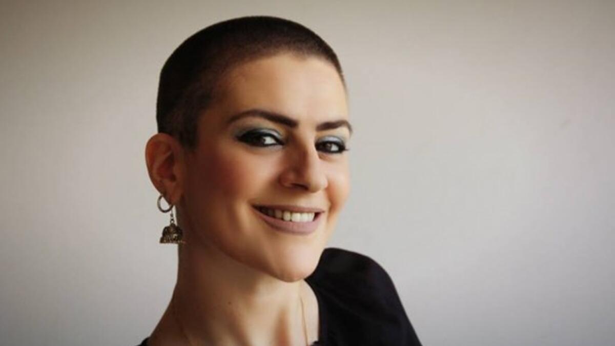 أعلنت الفنانة الفلسطينية، ريم بنّا، إصابتها بسرطان الثدي للمرة الثانية بعد أن تعافت منه منذ سنوات. ونشرت ريم صورا لها دون شعر على صفحتها على “فايسبوك”، وقالت إن تلك الصور ليست “موضة أو نيو لوك أو صرعة جديدة”، وإنما هي توثق مرحلة جديدة من حياتها.