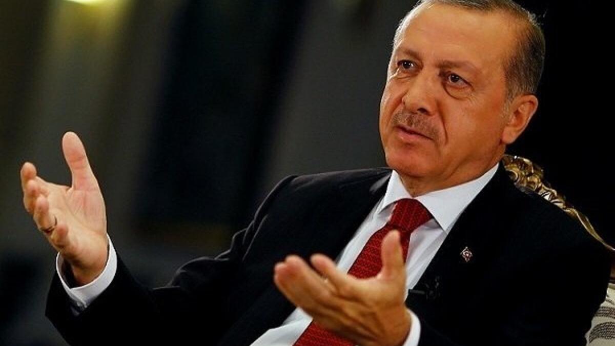 منصب الرئيس دستوريًا في تركيا منصب رمزي ليس إلا، صادق البرلمان التركي في كانون الثاني / يناير 2017 على مسودة دستور جديد يتضمن تحويل البلاد إلى نظام رئاسي مما سيكون من شأنه تعزيز السلطات التي يتمتع بها الرئيس.