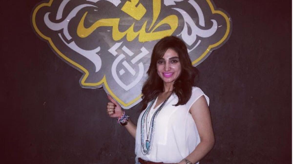 كشفت روجينا عن امتلاكها مطعم بامريكانا بلازا بالشيخ زايد مروجة للمطعم بصورة لها وهي ترتدي بلوزة بيضاء وبنطلون جينز ممزق معلقة: “مطعم طشه عندنا اجمد ملوخيه بالطشه أمريكانا بلازا الشيخ زايد” وعبر جمهورها عن استيائهم الشديد من إطلالتها مؤكدين أنها لا تليق بها.