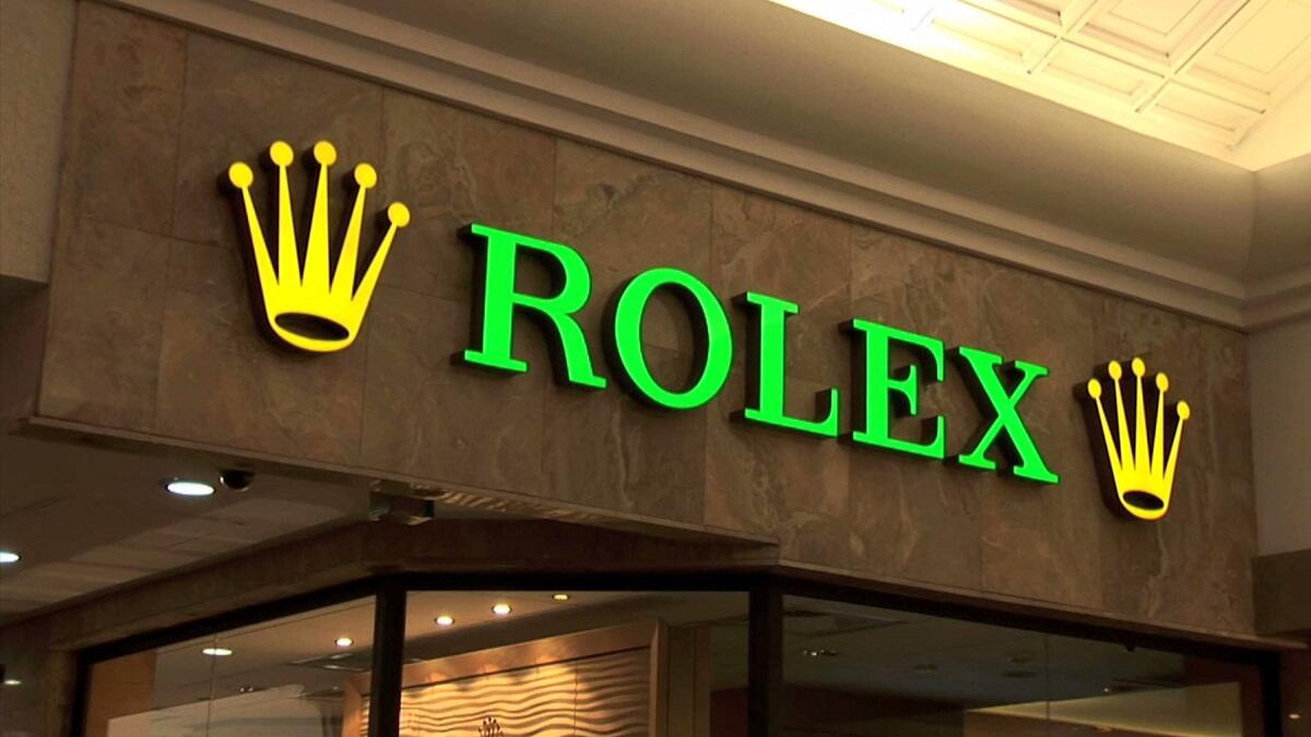 رولكس: كانت غاية مؤسس الشركة هانز ويلسدورف، أن يمنحها اسمًا يسهل لفظه بمختلف اللغات حول العالم، وقال أن جني همس بأذنه هذا الاسم أثناء تجوله في لندن، بالرغم من أن بعض الناس يعتقد أن الاسم مشتق من الفرنسية "horlogerie exquise" ومعناها الساعات المختارة بعناية.