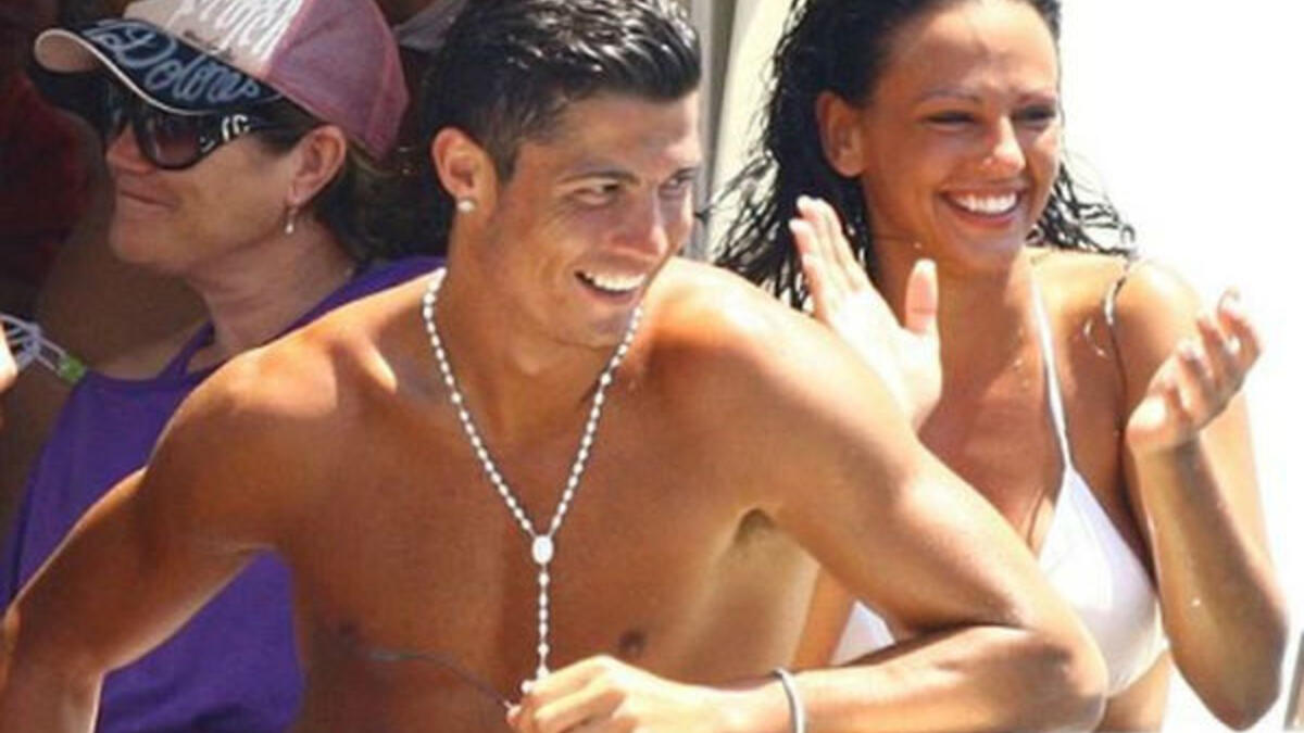 نيريدا غالاردو: في عام 2008 كان "رونالدو" مرتبطًا بعلاقة عاطفية مع العارضة الإسبانية، لكنهما انفصلا بنفس العام بسبب خلافاتها مع والدة الدون، وذلك وفقًا لما نشرته وسائل الإعلام في تلك الفترة.