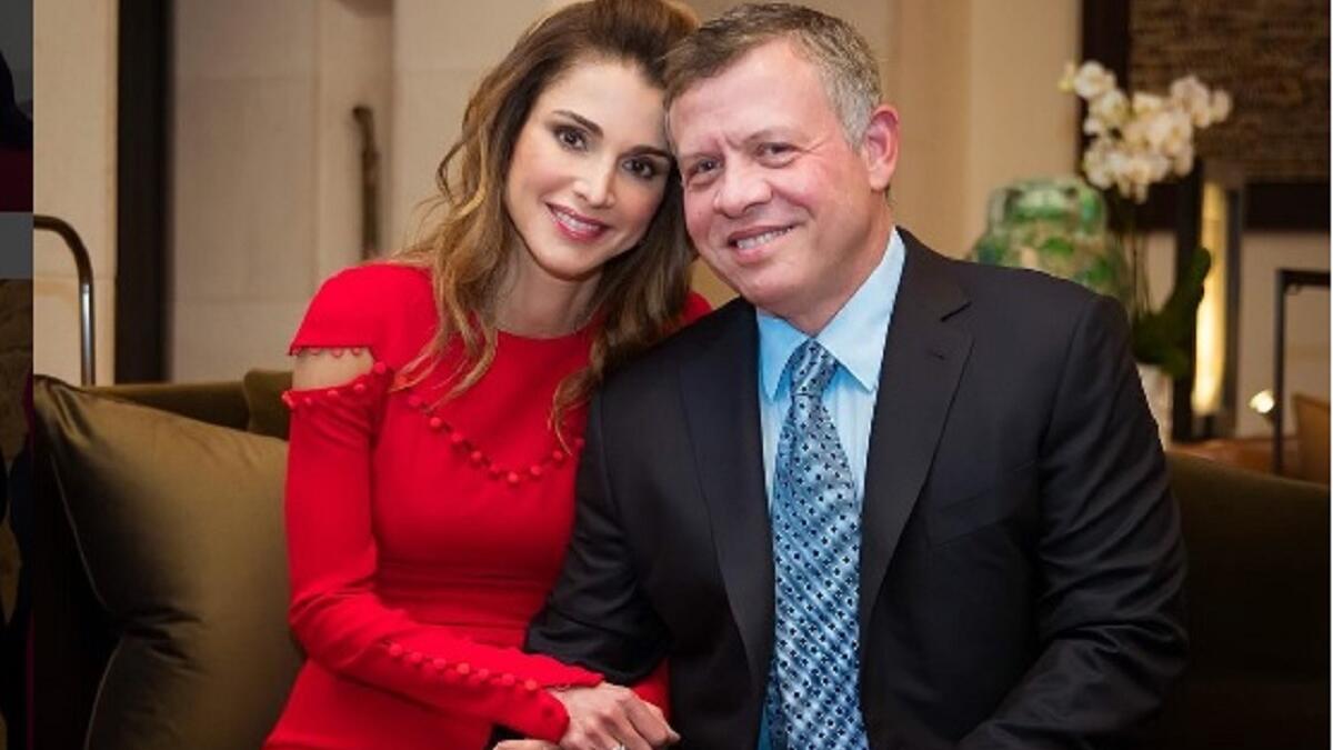 ملك الأردن عبدالله الثاني والملكة رانيا: أعجب بها من النظرة الأولى حين التقاها في منزل شقيقته على العشاء، رفضت الارتباط به قبل أن تبدأ بحبه بعد أن أهداها علبة "شوكلاتة".