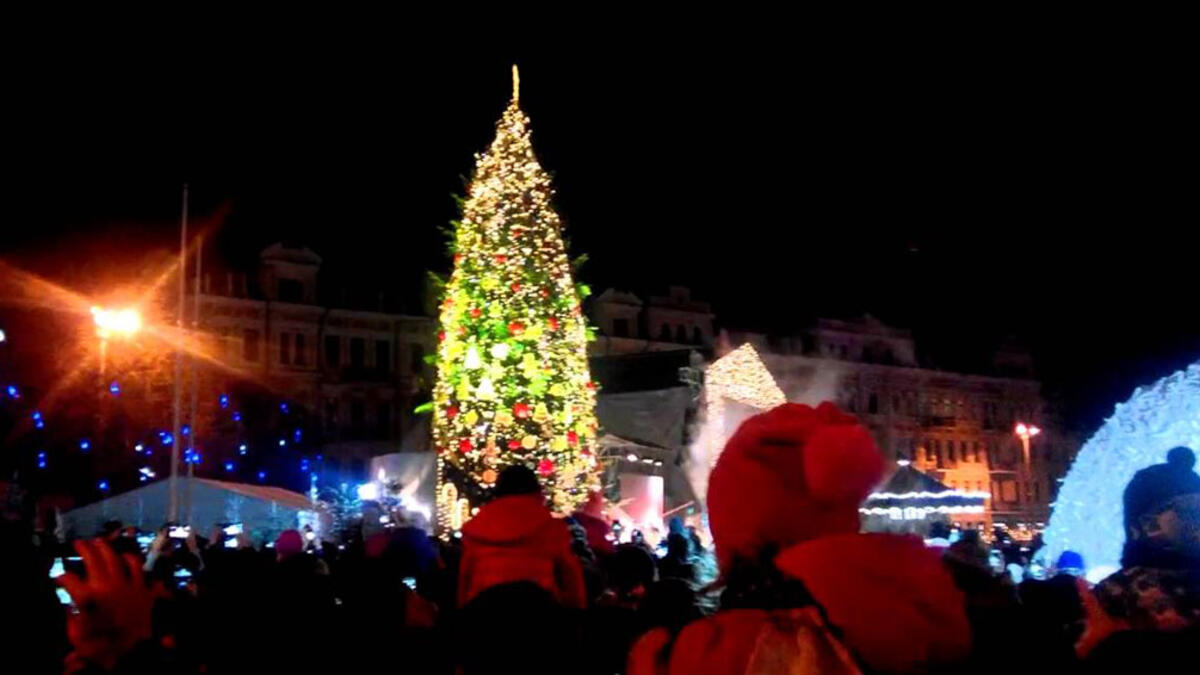 شبّت النار  في شجرة مدينة يوجنو ساخالينسك في أقصى الشرق الروسي، فيما كان آلاف الناس حولها يحتفلون بعيد رأس السنة 2018