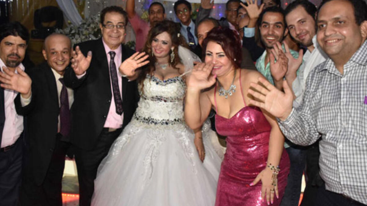 أثار خبر زواج الفنان سعيد طرابيك 74 عامًا على الفنانة الشابة سارة طارق 34 عامًا مؤخرًا موجة من الجدل والتعليقات لدى الجمهور العربي.