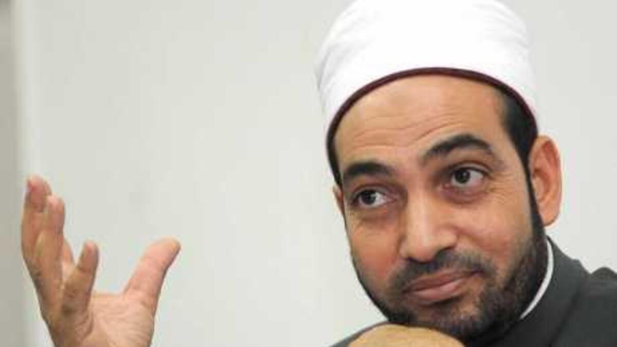 الشات بين الشباب والبنات: حرم العالم الأزهري سالم عبدالجليل المحادثات بين الشباب والفتيات عبر فيسبوك أو الشبكات الاجتماعية، لأن الزنا لا يقتصر على الجماع بين الرجل والمرأة في الحرام، لكن النظرة الآثمة والكلمة الآثمة هي أيضًا درجة من درجات الزنا.