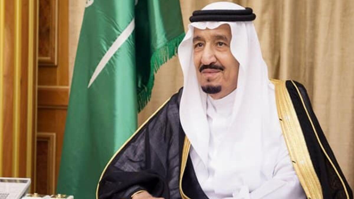 الملك سلمان وعمره 84 سنة، وهو ملك المملكة العربية السعودية والابن الخامس والعشرون من الأبناء الذكور للملك عبد العزيز من زوجته الأميرة حصة بنت أحمد السديري.