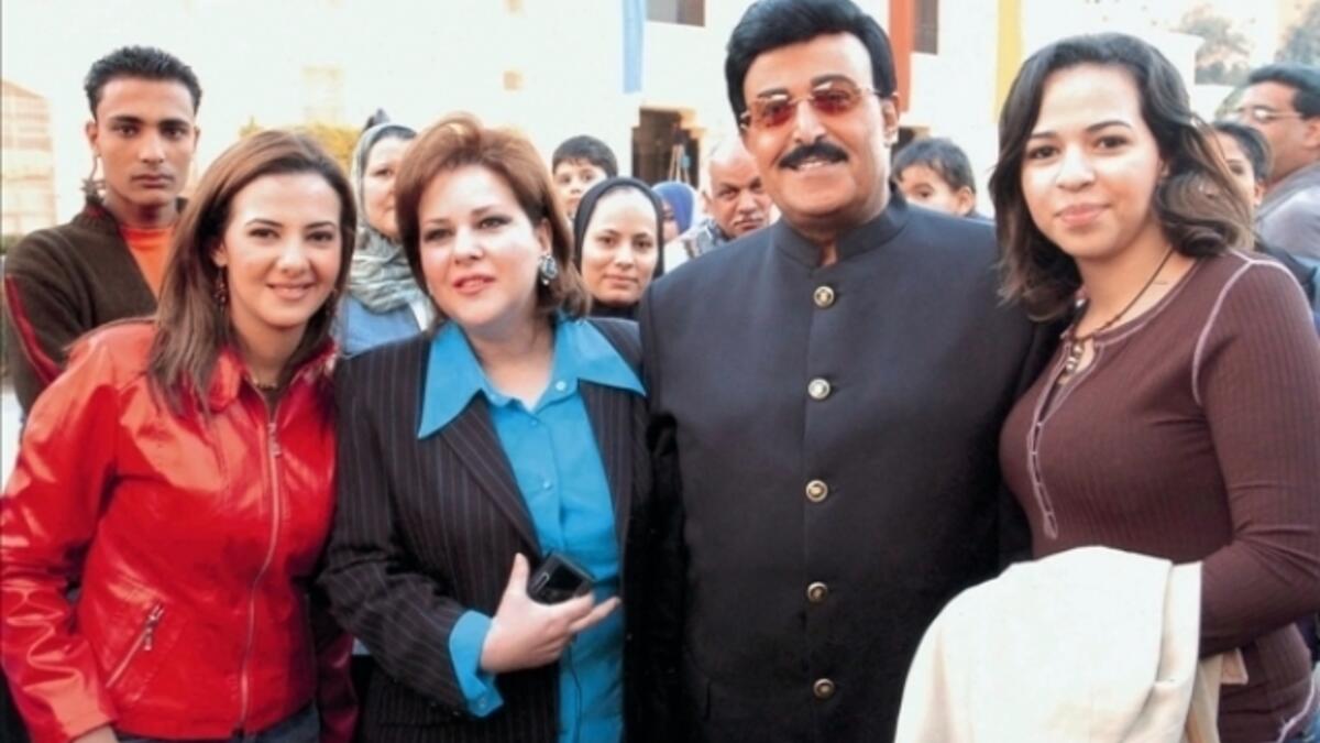 ارتبط الفنان سمير غانم بقصة حب بالفنانة دلال عبد العزيز من البداية . وهو يكبرها بحوالى 22 عامWا.