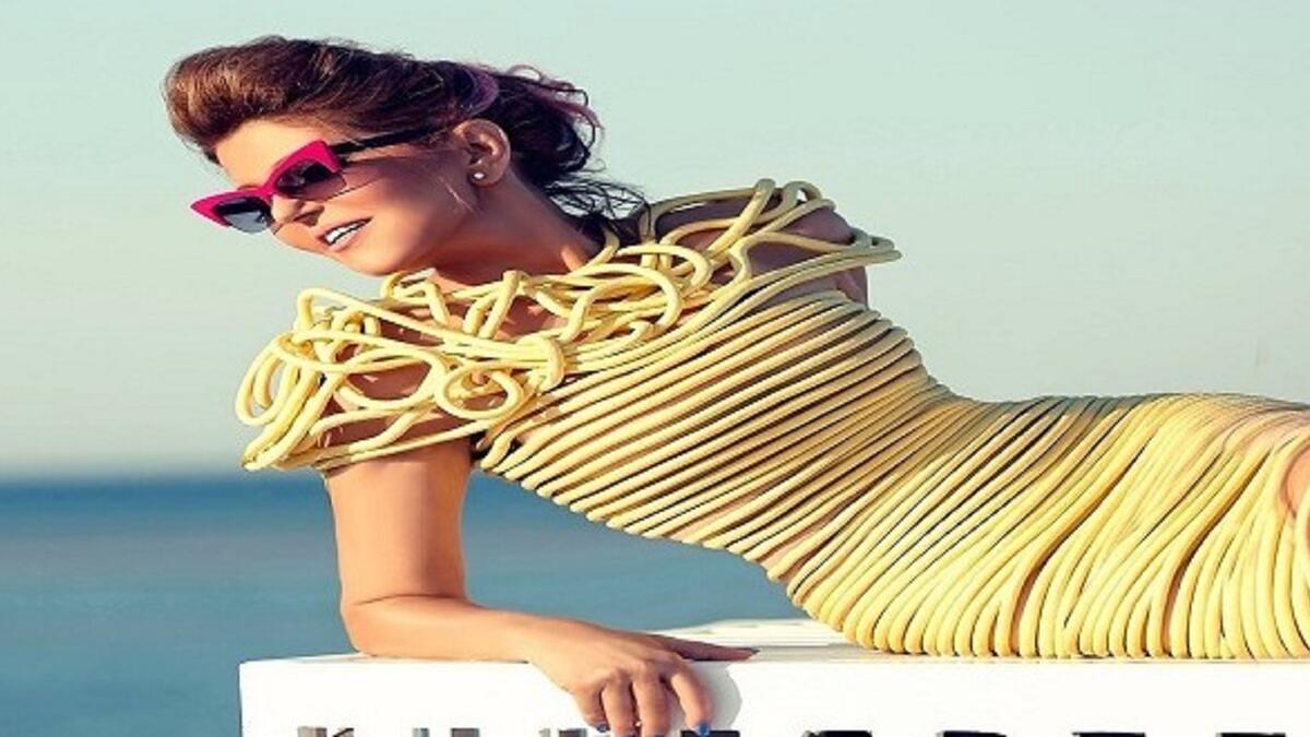 أثار فستان المطربة سميرة سعيد السخرية على مواقع التواصل الاجتماعي ووصفه الجمهور بفستان "المعكرونه" وقال أحد النشطاء (دي مكرونة إيطالي ولا مصرية، ولا خراطيم كهرباء)، وقال آخر (أنت وقعتي في كيس مكرونة ولا إيه)