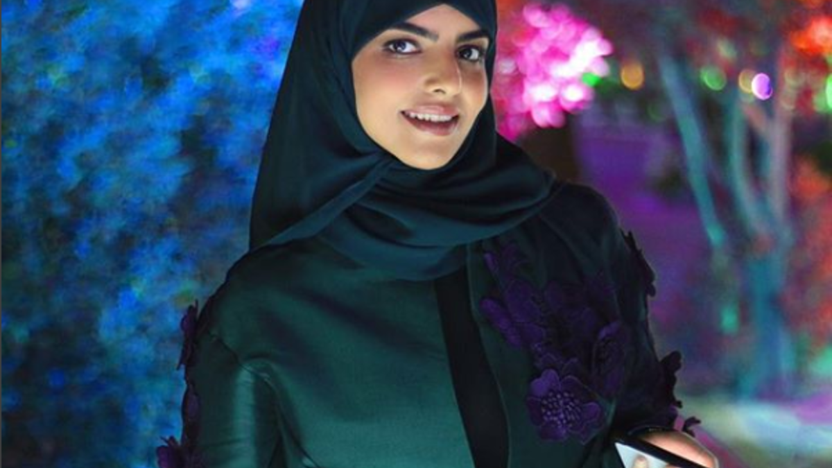 المدوّنة السعودية سارة الودعاني اختارت أن تخفي وجه زوجها عن المتابعين منذ اللحظة الأولى التي أعلنت فيها عقد قرانها شهر أبريل الماضي.