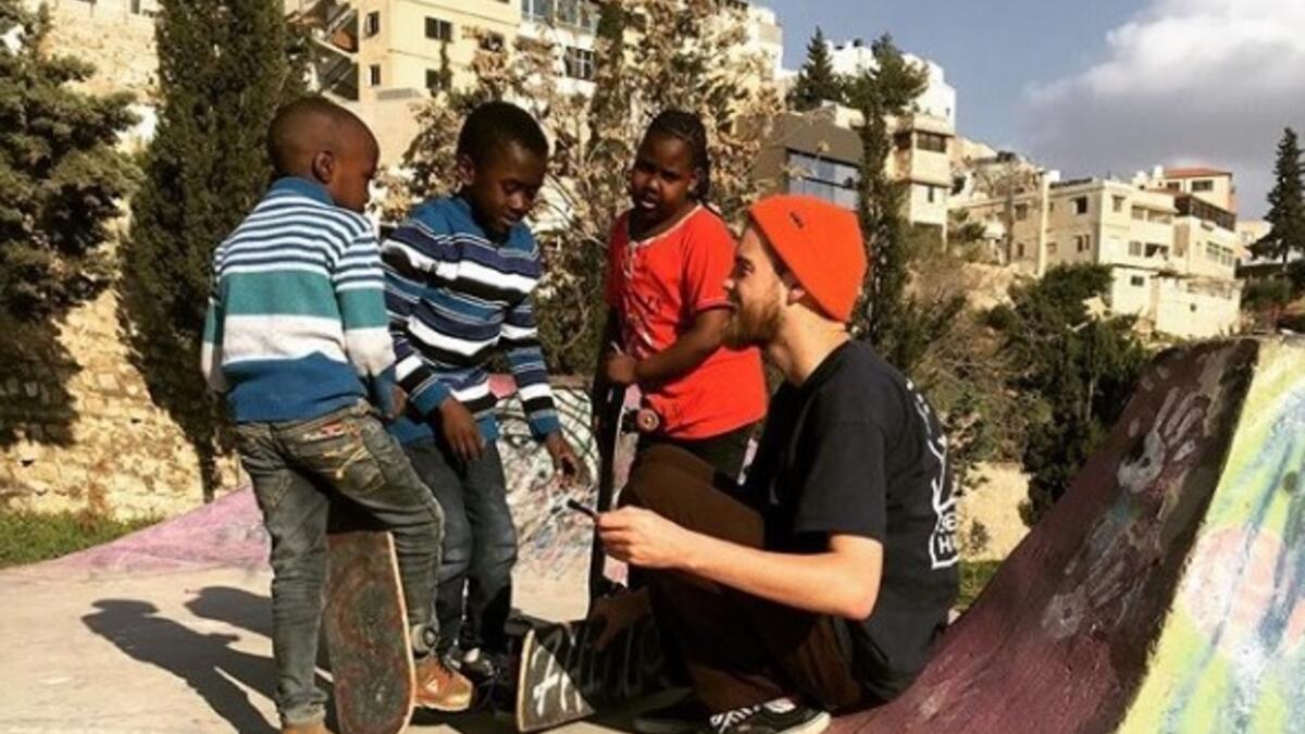 Volunteer Matze shows the kids how to adjust the trucks (Instagram)