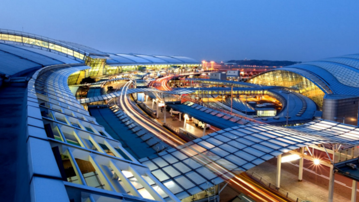 المرتة الثانية: يحتوي مطار انشيون الدولي بسيؤول على حلبة تزلج على الجليد ومنتجع صحي، و"شارع ثقافي" مع مأكولات محلية وعروض رقص، ووصلة سكك حديد عالية السرعة تأخذك من مبنى المسافرين إلى مركز المدينة