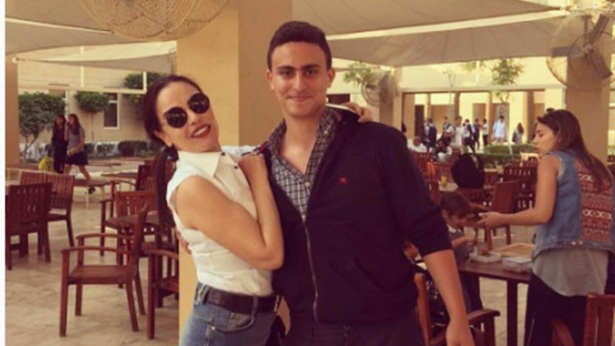 نشر ابن الفنان أحمد السقا "ياسين" صورة جمعته بالفنانة المصرية شيريهان وظهر في الصورة وهو يحتضن شيريهان معلقاً: "أمي الثانية" جمهور شيريهان تكهن بعضهم بأن ياسين سيشاركها في عملها الفني الجديد الذي من المقرر أن تعود به للساحة الفنية بعد فترة غياب.