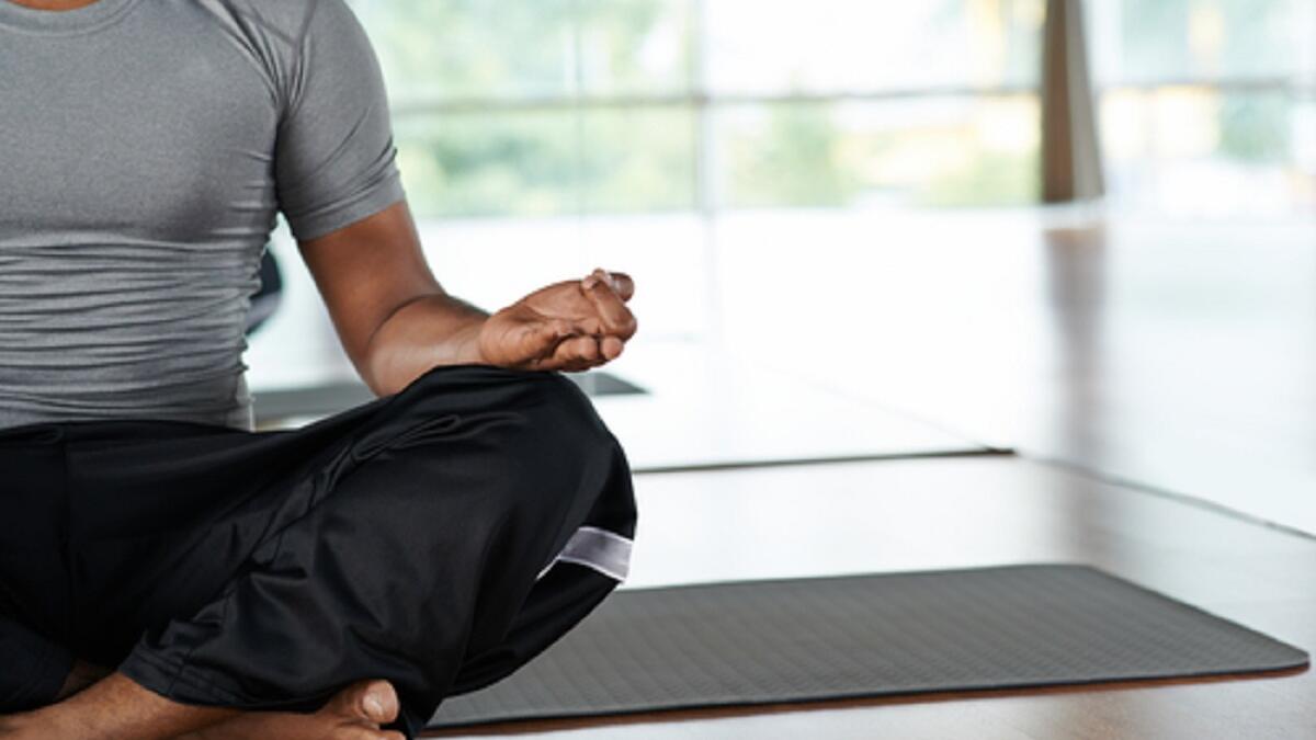 التقليل من التوتر: وذلك من خلال الاستماع للموسيقى، أو الانخراط في دروس اليوجا، أو قراءة الكتب.