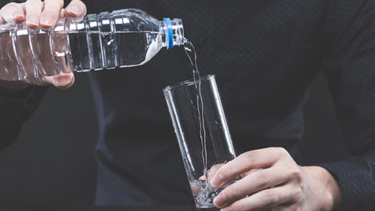 الماء: من أهم العناصر الغذائية التي يحتاجها الجسم موجودة في الماء، تعتمد كمية الماء التي تشربها على نوعية الأنسجة وأدائها ومقاومتها للإصابة، لذلك قم بأخذ رشفة من الماء باستمرار طوال اليوم، تأكد من الحصول على كمية أكبر من الماء أثناء التمرين.