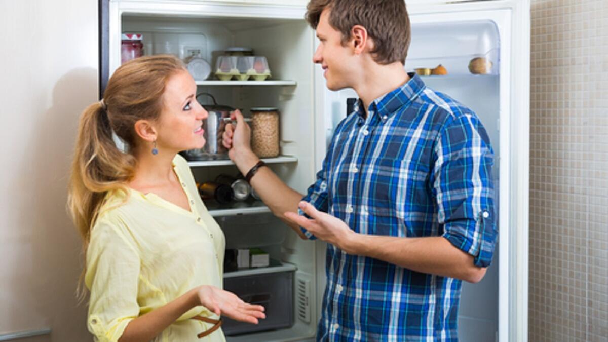 استبدال الطعام والشراب: جرب إحداث تغييرات صغيرة في وجبتك أو شرابك المقبلين، أو عند فتح خزانة المطبخ أو الثلاجة للبحث عن وجبة خفيفة، حاول التفكير بالقيام بتبديلات صحية.