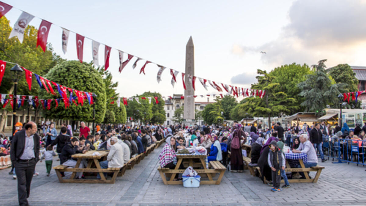 إسطنبول:  كانت عاصمة للثقافة الإسلامية خلال الإمبراطورية العثمانية، ويبدو أن تاريخها يتجلى خلال شهر رمضان عبر مجموعة من الأجواء الاحتفالية المدهشة، بما في ذلك خيام الإفطار، تحول الأماكن العامة إلى مجالس للذكر وتلاوة القرآن