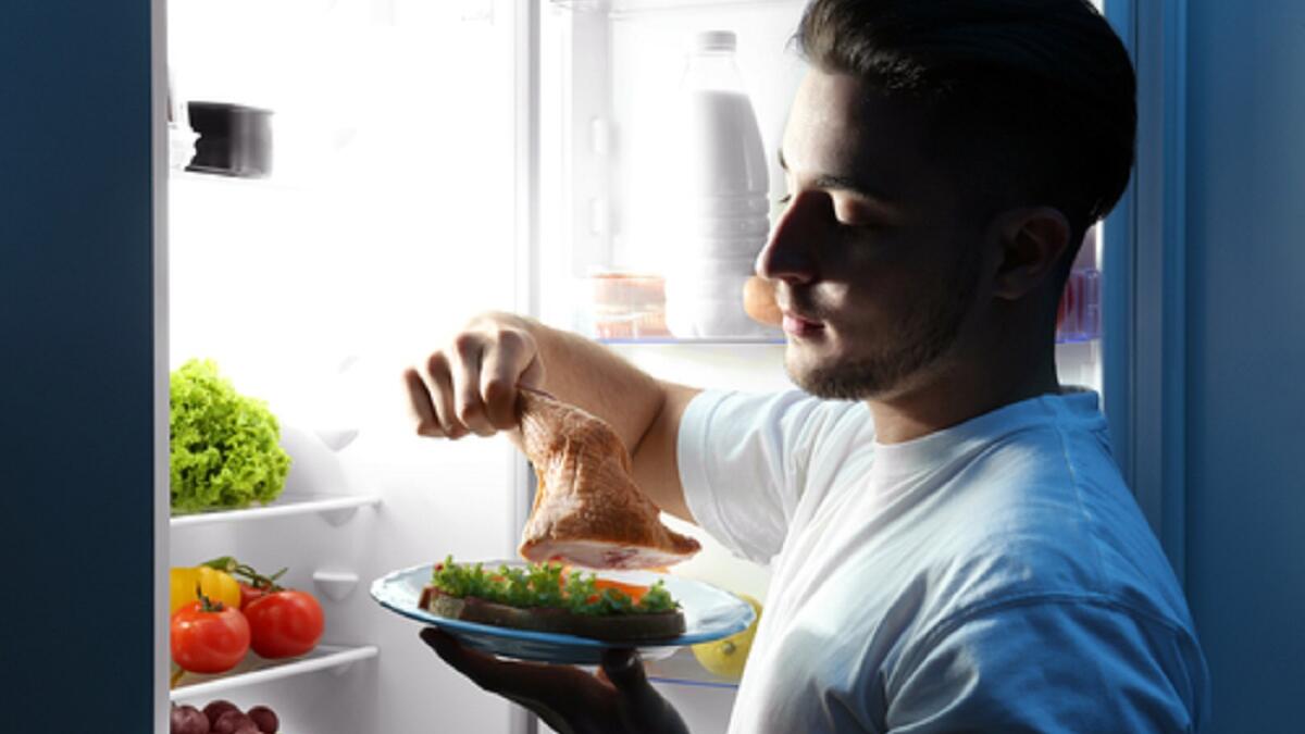 تناول الطعام في أوقات متأخرة من الليل يزيد الوزن: يُعتقد أن الجسم يخزن الدهون بصورة أكثر بسبب عدم ممارسة النشاطات وبالتالي يقل مقدار الحرق في الجسم، إلا أنه ليس من المهم وقت تناول الطعام، بقدر ما يهم عدد السعرات الحرارية المتناولة في فترة 24 ساعة.