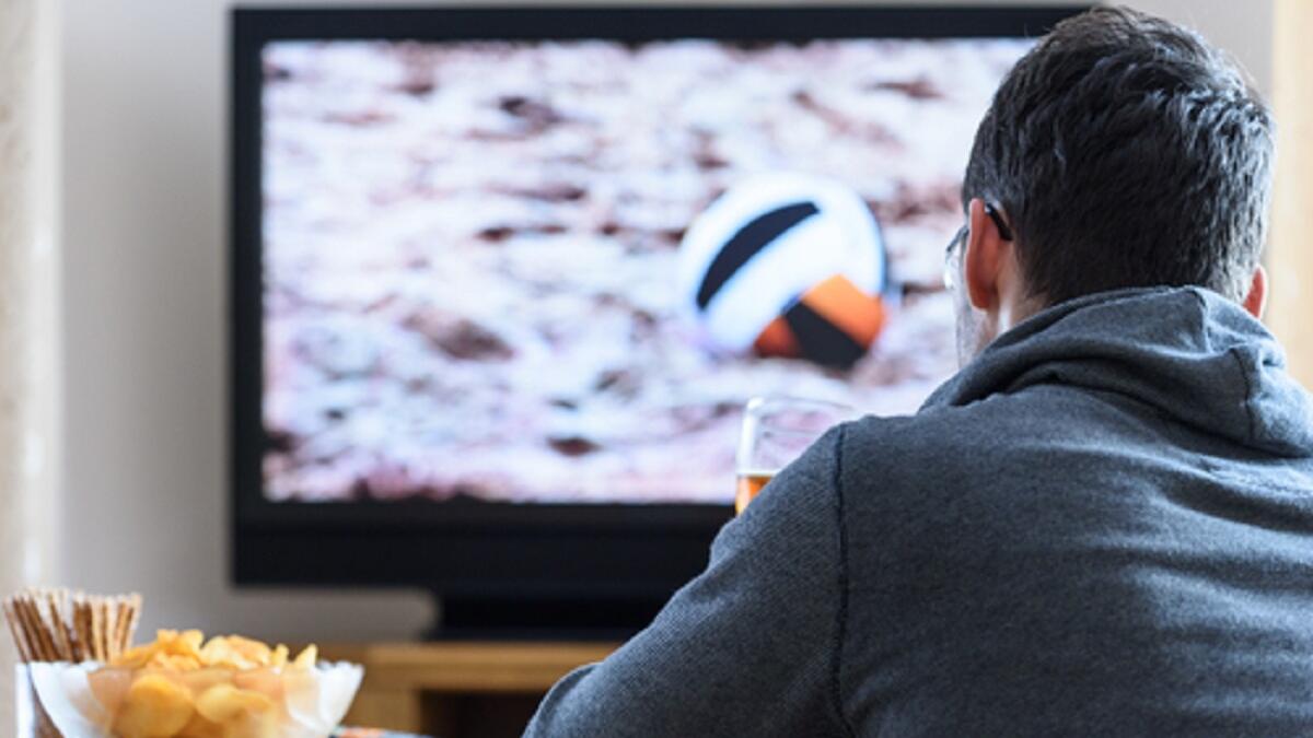 التقليل من سهرات التلفزيون: الإفراط في الجلوس أمام التلفزيون لا يسبب الخمول ومجموعة كبيرة من الأمراض فقط، بل يساهم أيضًا في ما يسمى الأكل الطائش.