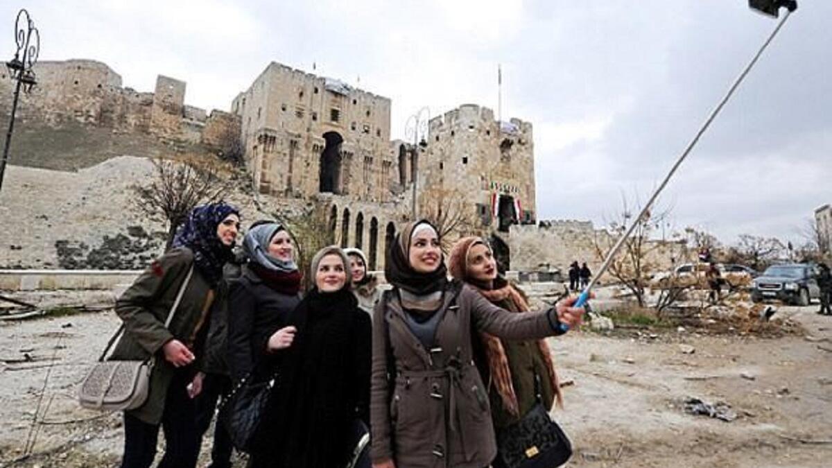 سيلفي حلب المنكوبة
التقطت مجموعة من النساء صور "سيلفي" من أمام القلعة التاريخية الموجودة داخل مدينة حلب، وسط ركام المباني والسيارات المدمرة.