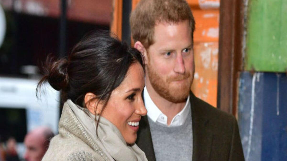 تسريحة الشعر: صدمت "ميغان" الجميع بتسريحة شعرها خلال توجهها لراديو "ريبريزنت" في لندن، حين قررت تصفيف شعرها على شكل كعكة بسيطة، وهي تسريحة يُحظر اعتمادها من قبل أفراد العائلة المالكة.