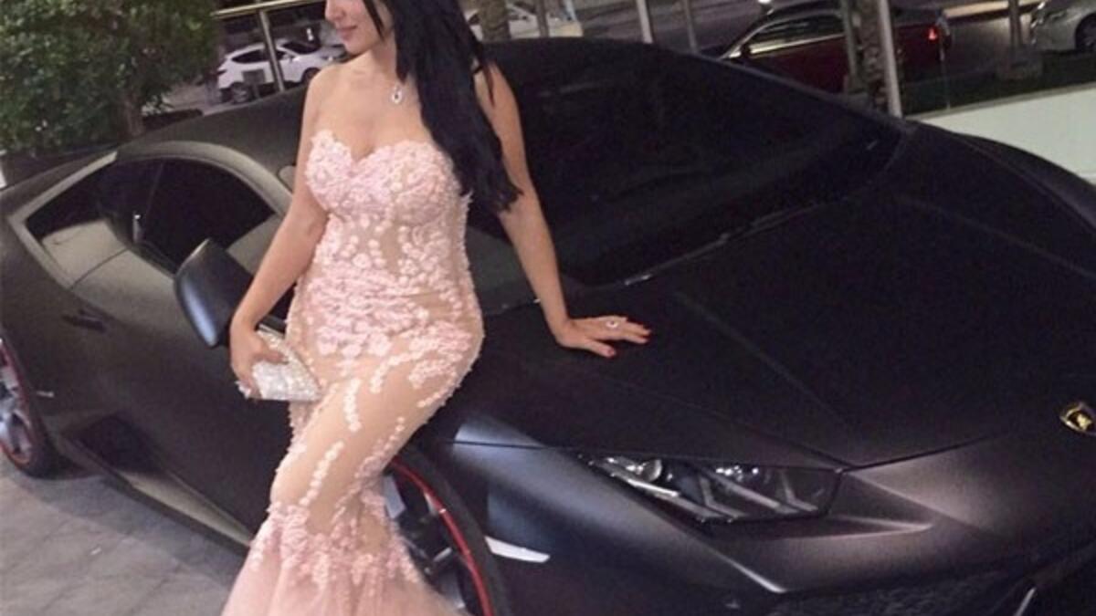 أثارت الفنانة سمية الخشاب الجدل بين جمهورها بعدما نشرت صورة وهي تستند على سيارة لامبرجيني جمهور سمية شعر بالاستياء وربط بينها وبين ما فعله الفنان محمد رمضان من قبل ومن بين التعليقات:«لامبرجيني حتة واحدة وياترى دي بقى بكام اانتوا عايزين تعقدونا مش لازم منظرة.