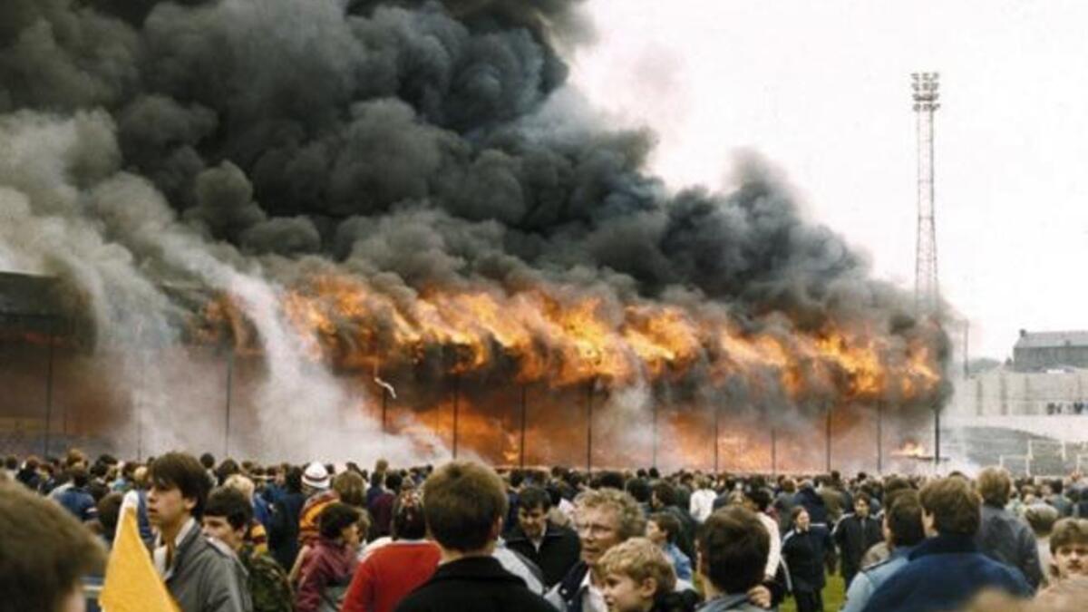 مايو 1985 - بريطانيا: اندلع حريق ضخم في مدرجات ملعب برادفورد سيتي خلال مباراة أمام لينكولن سيتي ضمن دوري الدرجة الثالثة قتل على إثره 56 شخصاً، فيما جرح أكثر من 250.