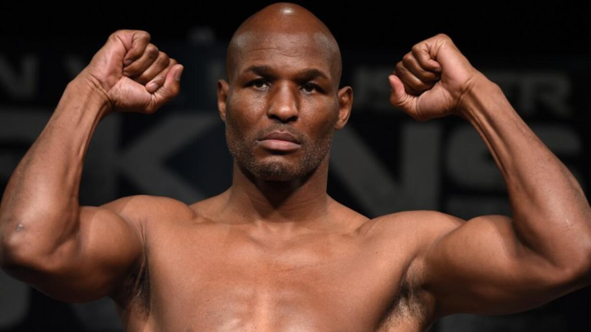 7- الملاكم الأميركي بيرنارد هوبكينز (مواليد 1965): اعتنق الإسلام بعد فترة قضاها في السجن لضلوعه في 9 جنايات، بطل العالم سابقاً في الوزن المتوسط، أكبر بطل في العالم سناً حينما كان في الـ 46 من عمره.