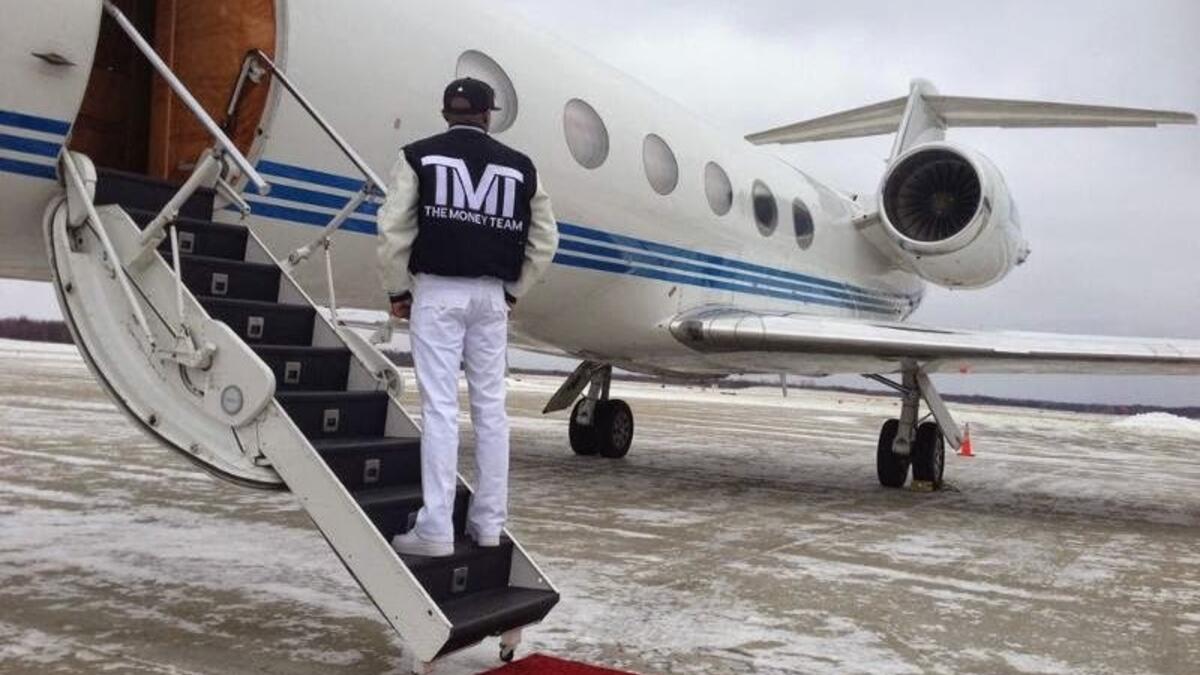 يمتلك طائرة جي 5 خاصة به لا يسمح لجميع أفراد حاشيته بركوبها كونه يخشى من الحمولة الزائدة