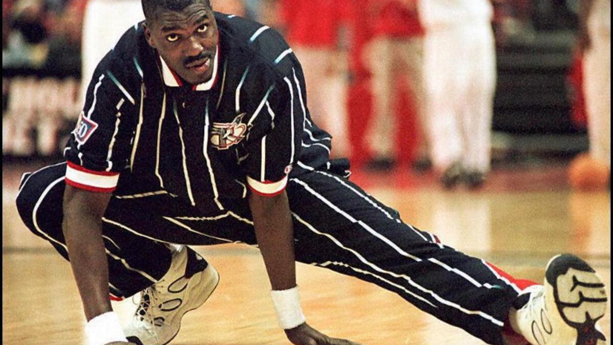 3- لاعب كرة السلة النيجيري حكيم عليوان (مواليد 1963): يعد مسلماً ملتزماً، فاز بألقاب كثيرة خلال مسيرة استثنائية امتدت ما بين عامي 1981 و2002، اشتهر بإصراره على الصيام خلال رمضان الذي تزامن في عديد من الأحيان مع مباريات الـ إن بي إيه.