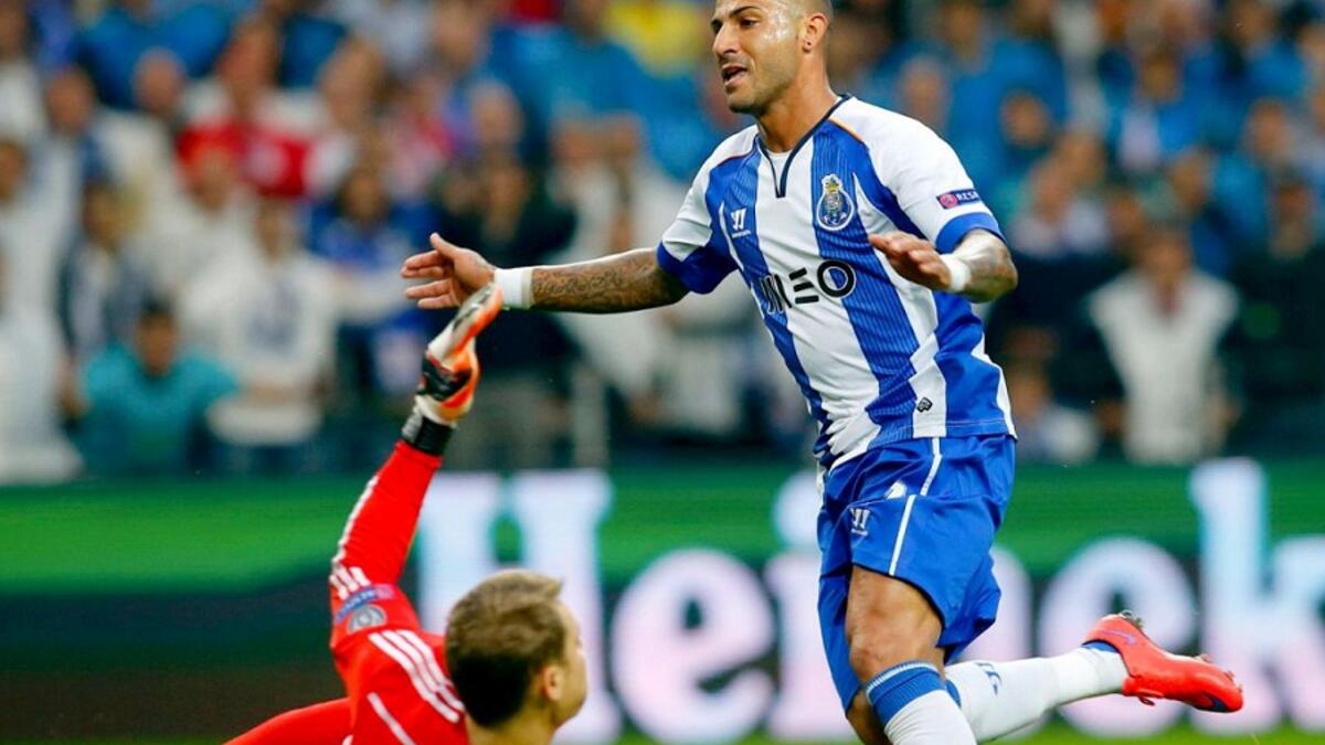 2- الجناح البرتغالي ريكاردو كواريزما: يتمتع بسرعة استثنائية ومهارات فردية يُحسد عليها، ولكنه لم ينجح مع ذلك في ترك بصمته عالمياً رغم لعبه في صفوف سبورتنغ لشبونة وبرشلونة وبورتو وإنتر وتشلسي وبيشكتاش والأهلي الإماراتي.